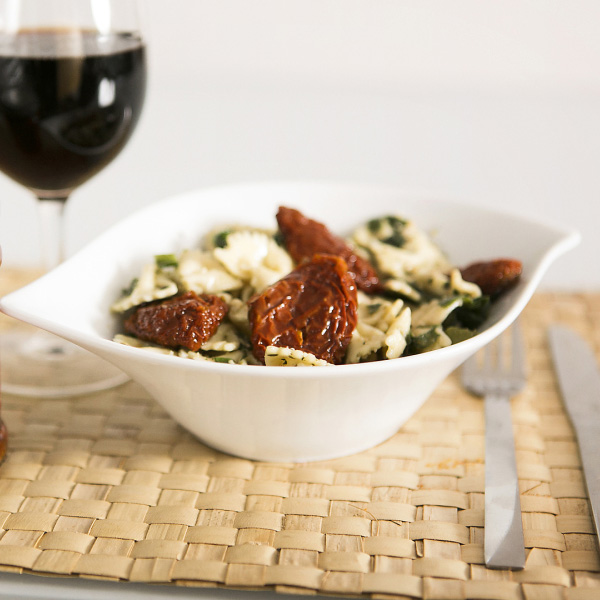 Salada com massa, molho de manjericão e tomate seco