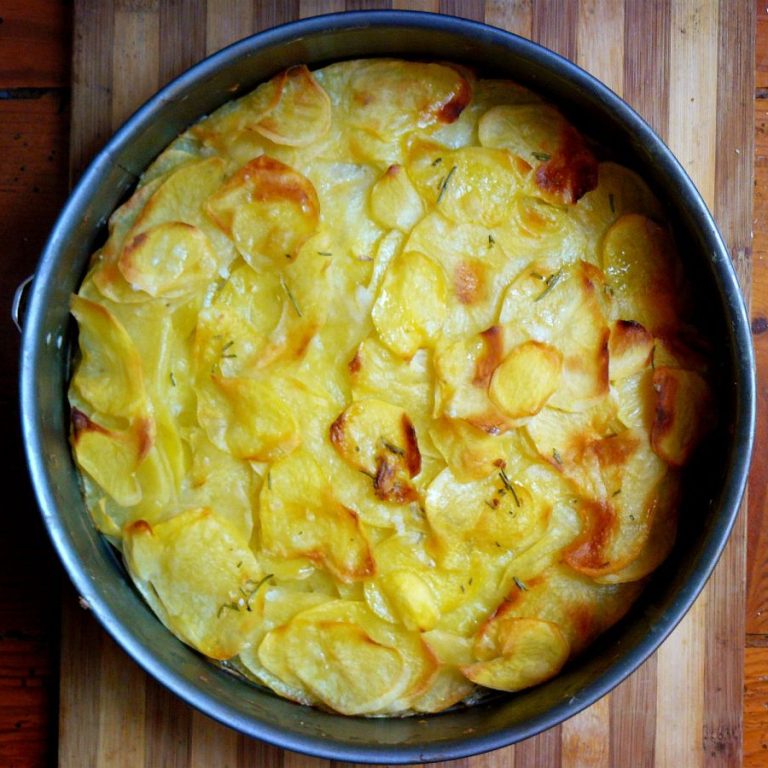 Galette de Batata em Gordura de Pato com Alcaravia e Cebola Doce