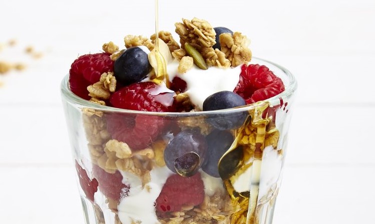 Parfait de iogurte de frutas e granola