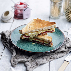 Toasted Brie Cheese and Cranberry Sauce