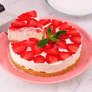 Strawberries and mascarpone pie no-bake