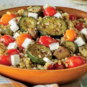 Salada de legumes grelhada com queijo Feta e hortelã