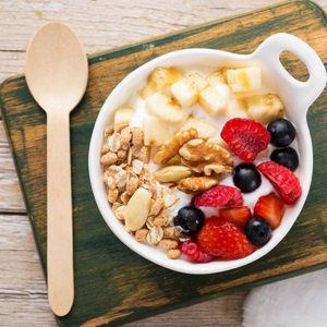 Bowl de Iogurte, Frutos do Bosque e Banana, com Granola